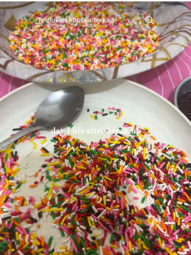 Wanita Ini Pisahkan Meses Warna-Warni hingga 2 Jam Wanita Ini Pisahkan Meses Warna-Warni hingga 2 Jam usai Putus Cinta.