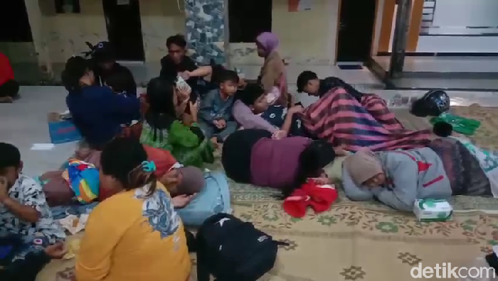 Warga di Lumajang mengungsi sementara di Balai Desa Penanggal, Candipuro usai bencana erupsi Semeru lontarkan awan panas 13 kilometer.