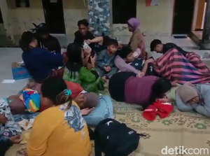 Puluhan Orang Warga Mengungsi di Balai Desa Usai Erupsi Semeru