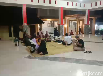 Video: Kondisi Pengungsian Warga Terdampak Erupsi Semeru di Balai Desa Penanggal