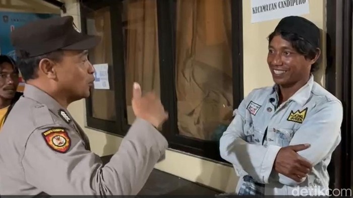 Warga mengungsi terdampak erupsi semeru mengungsi di kantor Kecamatan Candipuro Lumajang