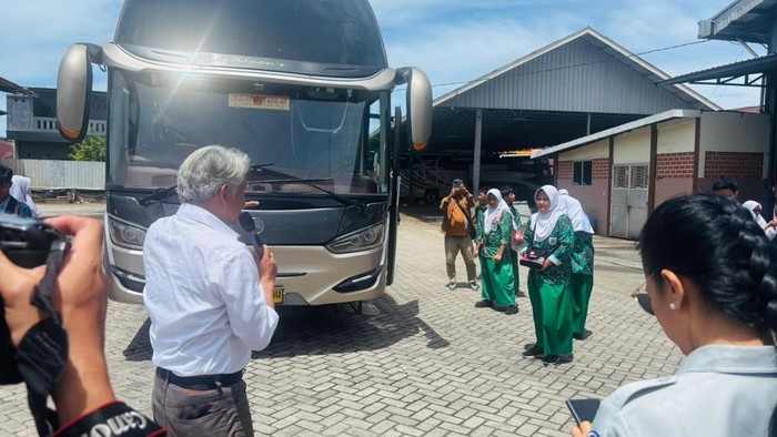 KNKT saat memberikan edukasi kepada pelajar bahaya titik blind spot saat dekat bus dan truk.