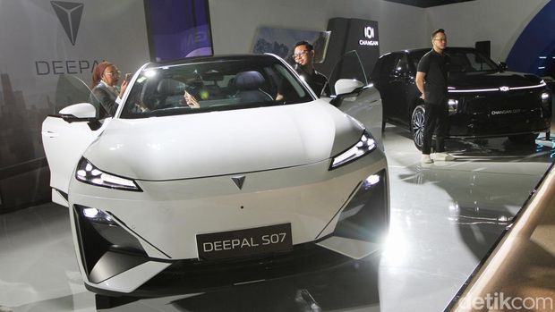 Wujud Dua Mobil Changan yang Siap Debut di Indonesia Changan memperkenalkan dua model perdananya di Indonesia, Deepal SO7 dan Lumin. Debut ini menandai langkah besar produsen asal China memasuki pasar otomotif nasional.