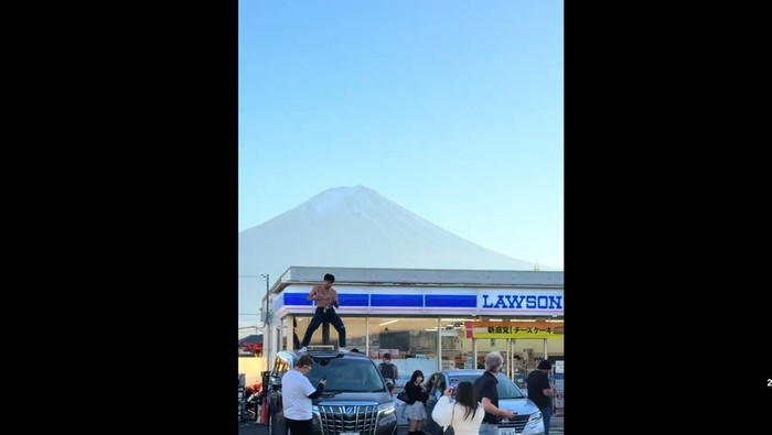Youtuber Thailand menari-nari di atap mobil berlatar Gunung Fuji