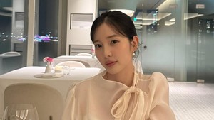 Kariernya di Puretty gak terlalu lama. Dia debut lagi bareng grup April. (Foto: dok. Instagram @yunvely_0824)