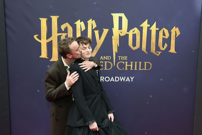 Dalam kesempatan itu, Draco bahkan tidak segan untuk mencium ‘anaknya’.Foto: Getty Images/Rob Kim