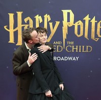 Dalam kesempatan itu, Draco bahkan tidak segan untuk mencium ‘anaknya’.Foto: Getty Images/Rob Kim