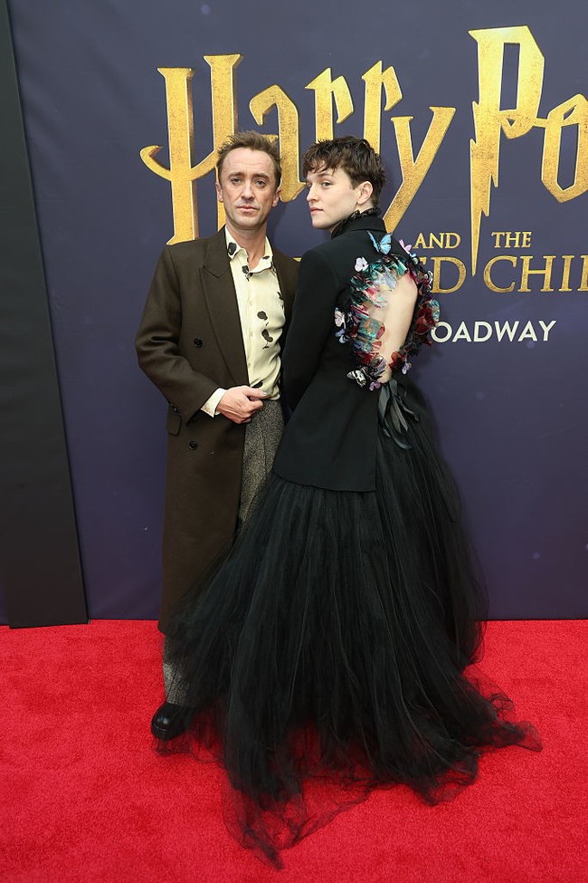 Aidan mencuri perhatian dengan gayanya yang tidak biasa dengan memakai busana bak dress. Ia mengenakan setelan blazer hitam yang dipadu rok hitam. Foto: Getty Images/Rob Kim