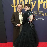 Aidan mencuri perhatian dengan gayanya yang tidak biasa dengan memakai busana bak dress. Ia mengenakan setelan blazer hitam yang dipadu rok hitam. Foto: Getty Images/Rob Kim