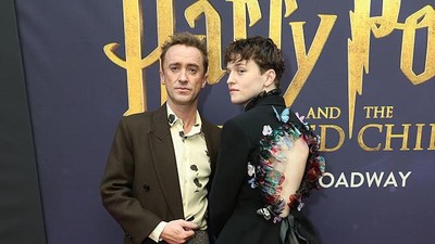 Gaya Pemeran Harry Potter Broadway Jadi Sorotan, Pakai Dress di Karpet Merah