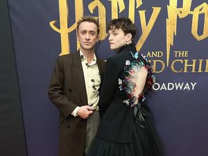 Gaya Pemeran Harry Potter Broadway Jadi Sorotan, Pakai Dress di Karpet Merah