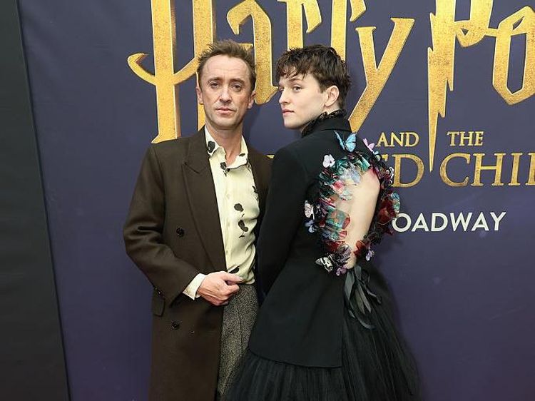 Gaya Pemeran Harry Potter Broadway Jadi Sorotan, Pakai Dress di Karpet Merah