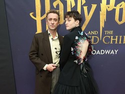Gaya Pemeran Harry Potter Broadway Jadi Sorotan, Pakai Dress di Karpet Merah
