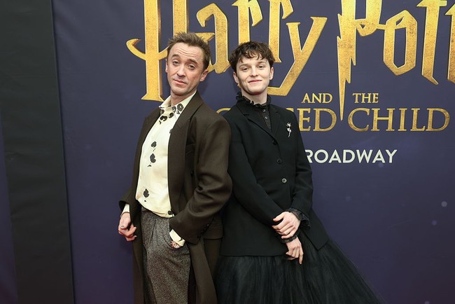Broadway ‘Harry Potter dan the Cursed Child’ menyambut kembali Tom Felton sebagai Draco Malfoy dalam pertunjukkan teater tersebut. Selain Draco, hadir juga karakter Scorpius Malfoy yang diperankan Aidan Close.Foto: Getty Images/Rob Kim