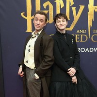 Broadway ‘Harry Potter dan the Cursed Child’ menyambut kembali Tom Felton sebagai Draco Malfoy dalam pertunjukkan teater tersebut. Selain Draco, hadir juga karakter Scorpius Malfoy yang diperankan Aidan Close.Foto: Getty Images/Rob Kim