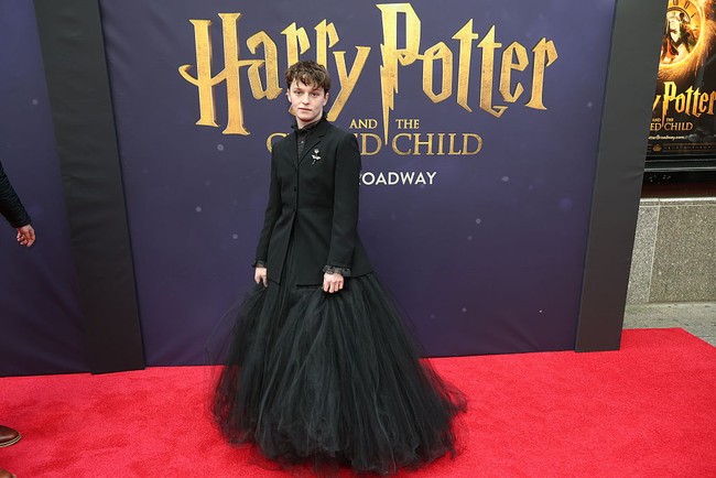 Aidan Close bermain sebagai Scorpius yang merupakan anak dari Draco Malfoy. Dalam acara karpet merah untuk merayakan perilisannya, kedua aktor berpose bersama.Foto: Getty Images/Rob Kim