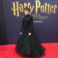 Aidan Close bermain sebagai Scorpius yang merupakan anak dari Draco Malfoy. Dalam acara karpet merah untuk merayakan perilisannya, kedua aktor berpose bersama.Foto: Getty Images/Rob Kim