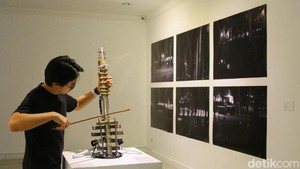 Melibatkan 12 kuratorial dan 28 seniman di seluruh Indonesia, pameran ini membuka ruang bagi pembaca untuk mengulang praktik seni kontemporer melalui riset, kolaborasi, dan eksperimen.