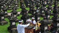 Peringatan tahun ini bertepatan dengan Hari Umanis Galungan, sehingga suasana spiritual terasa semakin kuat. Warga dan keluarga pahlawan datang tidak hanya untuk berdoa, tetapi juga untuk mengenang jasa 1.372 pejuang yang gugur pada masa perang kemerdekaan Indonesia. ANTARA FOTO/Nyoman Hendra Wibowo