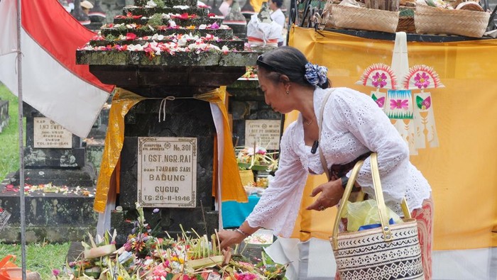 Sejumlah anggota keluarga dari salah satu pahlawan yang gugur berdoa saat berziarah pada Peringatan 79 Tahun Hari Puputan Margarana di Taman Pujaan Bangsa Margarana, Tabanan, Bali, Kamis (20/11/2025). Kegiatan yang digelar pada tahun ini bertepatan dengan Hari Umanis Galungan atau hari raya umat Hindu tersebut untuk mengenang 1.372 pahlawan yang gugur dalam pertempuran melawan Belanda pada masa perang kemerdekaan Indonesia yang diperingati dengan berbagai acara di antaranya upacara, tradisi budaya, doa-doa, dan tabur bunga di tugu pahlawan. ANTARA FOTO/Nyoman Hendra Wibowo