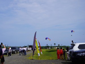 Atraksi Pesawat dan Paramotor Meliuk-liuk di Atas Bandara Salakanagara