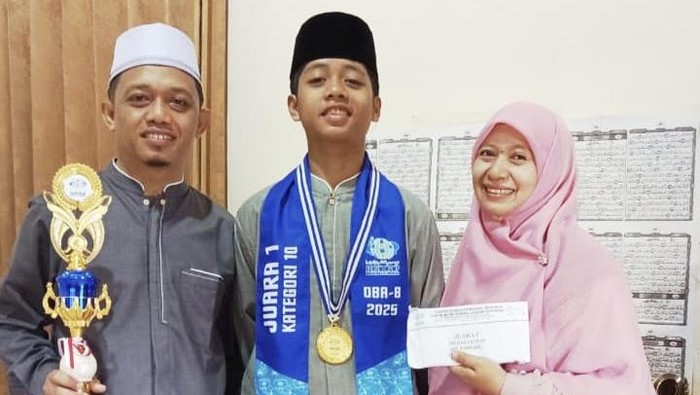 Ahmad Shodiq Maris (tengah) meraih juara 1 Olimpiade Bahasa Arab (OBA) Nasional 2025. (Dok. Pribadi Orangtua Shodiq)