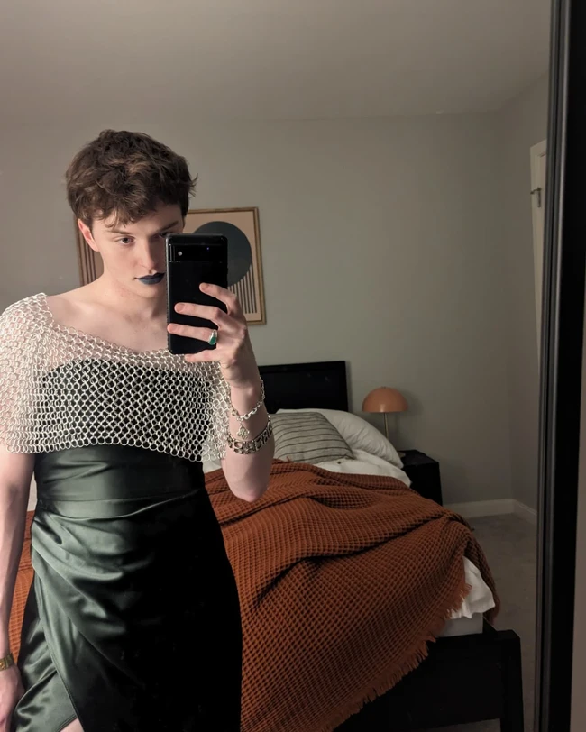 Aidan Close sendiri bukan pertama kalinya mengenakan busana yang feminim. Dalam postingan di Instagram, ia terlihat pernah menerapkan dress dan memakai lipsik bernuansa gothic.Foto: Instagram