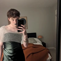 Aidan Close sendiri bukan pertama kalinya mengenakan busana yang feminim. Dalam postingan di Instagram, ia terlihat pernah menerapkan dress dan memakai lipsik bernuansa gothic.Foto: Instagram