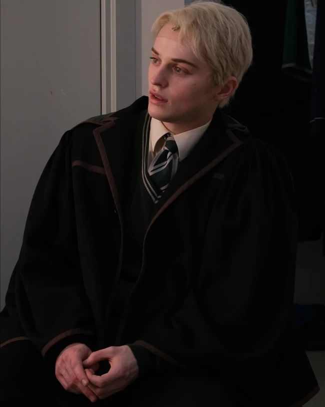 Berbeda dari kesehatian, begini penampilannya sebagai Scorpius Malfoy dalam pertunjukkan broadway yang sudah dimulai sejak 11 November lalu.Foto: Instagram