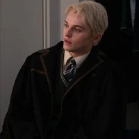 Berbeda dari kesehatian, begini penampilannya sebagai Scorpius Malfoy dalam pertunjukkan broadway yang sudah dimulai sejak 11 November lalu.Foto: Instagram