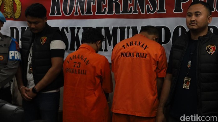Andy dan Kharisma hanya dapat menunduk setelah ditangkap polisi dan dihadirkan dalam konferensi pers di Mapolda Bali, Kamis (20/11/2025).