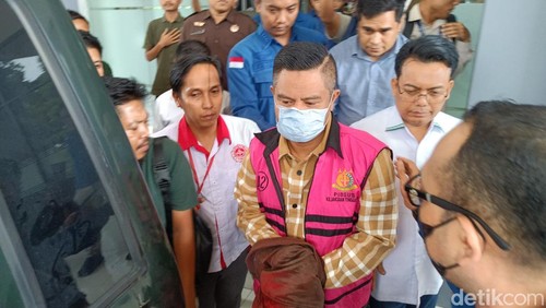 Anggota DPRD NTB, Indra Jaya Usman, langsung ditahan setelah ditetapkan sebagai tersangka kasus uang siluman pokir oleh Kejati NTB, Kamis (20/11/2025). (Foto: Abdurrasyid Efendi/detikBali)