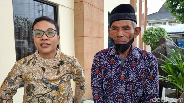 Anggota Tim Pembela Mbah Tupon, Suki Ratnasari (kiri) dan Mbah Tupon (kanan) di Pengadilan Negeri Bantul, Kamis (20/11/2025).