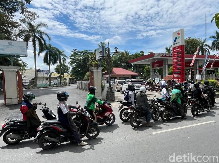 Antrean warga yang ingin membeli Pertamax di SPBU Pertamina Banjrmasin.