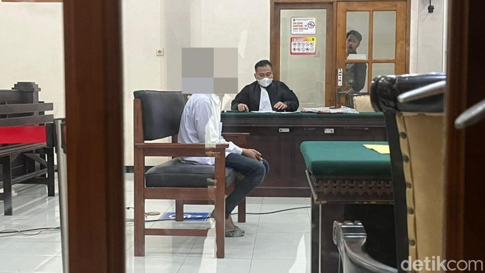 FF, terdawka pemerkosa anak kandung saat sidang tuntutan di PN Mojokerto