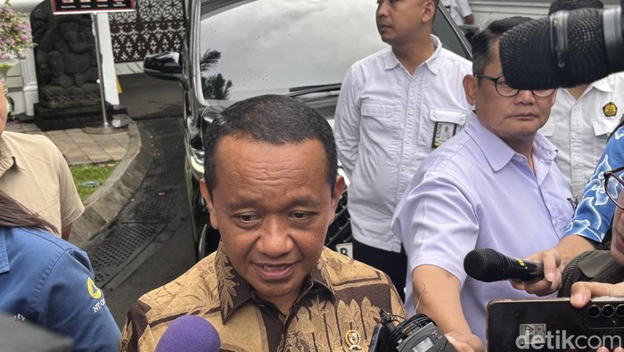 Menteri ESDM Bahlil Lahadalia saat menjalani sesi wawancara doorstop di Istana Kepresidenan, Jakarta, Kamis (20/11/2025).