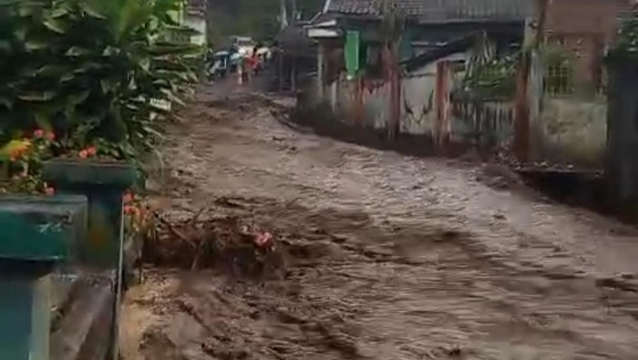 Banjir bandang yang disebabkan luapan drainase di wilayah Kecamatan Cisurupan, Garut, pada Kamis, (20/11/2025)