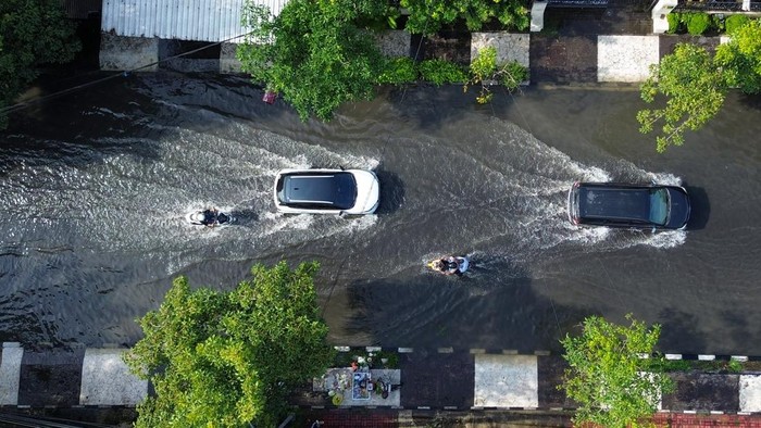 Foto udara banjir menggenangi Kawasan Sidokumpul, Sidoarjo, Jawa Timur, Kamis (20/11/2025). Curah hujan tinggi dan daya tampung sungai yang belum maksimal serta drainase yang buruk mengakibatkan banjir menggenangi sejumlah ruas jalan dan permukiman warga. ANTARA FOTO/Umarul Faruq