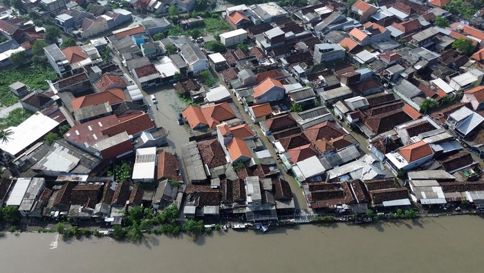 Foto udara banjir menggenangi Kawasan Sidokumpul, Sidoarjo, Jawa Timur, Kamis (20/11/2025). Curah hujan tinggi dan daya tampung sungai yang belum maksimal serta drainase yang buruk mengakibatkan banjir menggenangi sejumlah ruas jalan dan permukiman warga. ANTARA FOTO/Umarul Faruq