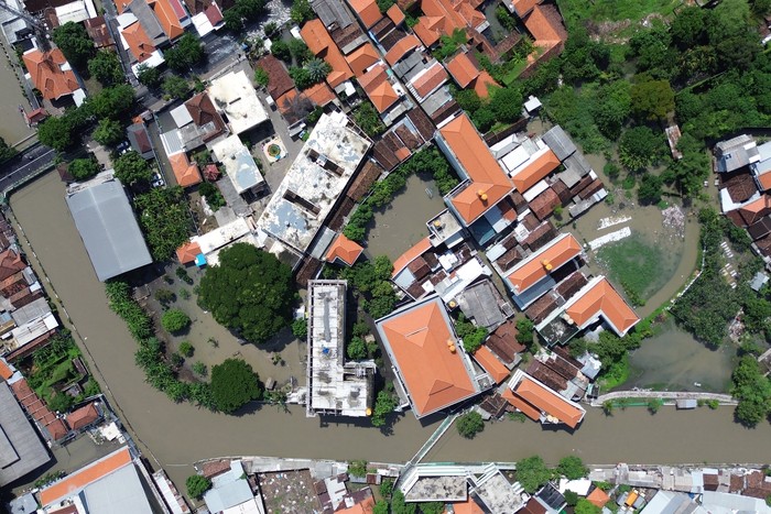 Foto udara banjir menggenangi Kawasan Sidokumpul, Sidoarjo, Jawa Timur, Kamis (20/11/2025). Curah hujan tinggi dan daya tampung sungai yang belum maksimal serta drainase yang buruk mengakibatkan banjir menggenangi sejumlah ruas jalan dan permukiman warga. ANTARA FOTO/Umarul Faruq