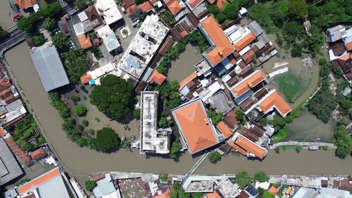 Foto udara banjir menggenangi Kawasan Sidokumpul, Sidoarjo, Jawa Timur, Kamis (20/11/2025). Curah hujan tinggi dan daya tampung sungai yang belum maksimal serta drainase yang buruk mengakibatkan banjir menggenangi sejumlah ruas jalan dan permukiman warga. ANTARA FOTO/Umarul Faruq