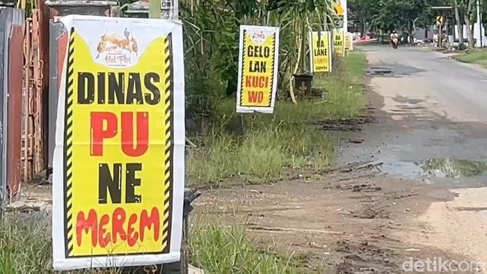 Banner protes oleh masyarakat Trenggalek