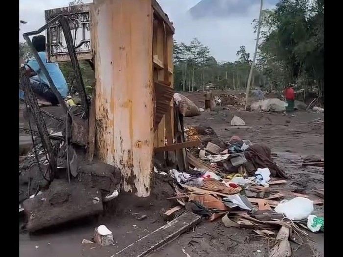 Batu raksasa masuk rumah warga usai Gunung Semeru meletus