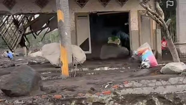 Batu raksasa masuk rumah warga usai Gunung Semeru meletus