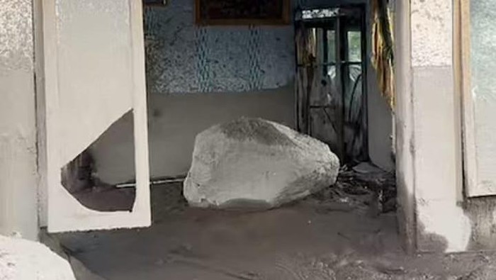 Batu raksasa masuk rumah warga usai Gunung Semeru meletus