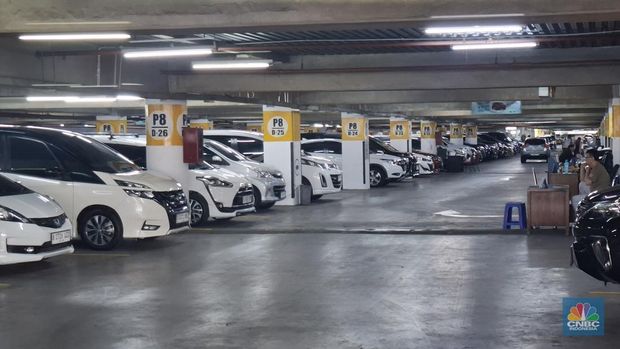 Begini kondisi sentra mobil bekas jelang akhir tahun di WTC Mangga Dua, Jakarta Utara, Kamis (20/11/2025), di mana kondisinya cukup sepi. (CNBC Indonesia/Chandra Dwi Pranata)