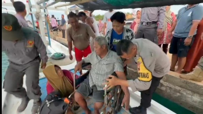 Bhabinkamtibmas Polsek Karimunjawa, Bripka Setyo Utomo, mengevakuasi warga Pulau Nyamuk, Sumartono, ke Puskesmas Karimunjawa.