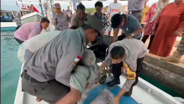 Bhabinkamtibmas Polsek Karimunjawa, Bripka Setyo Utomo, mengevakuasi warga Pulau Nyamuk, Sumartono, ke Puskesmas Karimunjawa.