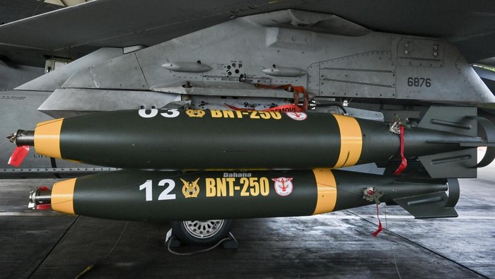 PT Dahana berhasil melakukan uji coba operasional Penelitian dan Pengembangan Materiel (Litbangmat) Bom BNT 250. Kegiatan itu dilakukan di Lanud Iswahjudi, Magetan, Selasa, 18 November 2025.