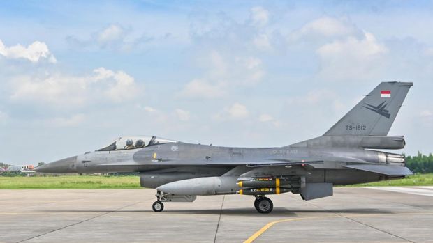 BUMN Pertahanan Bikin Bom Baru, Bakal Dipakai Pesawat TNI AU PT Dahana berhasil melakukan uji coba operasional Penelitian dan Pengembangan Materiel (Litbangmat) Bom BNT 250. Kegiatan itu dilakukan di Lanud Iswahjudi, Magetan, Selasa, 18 November 2025.